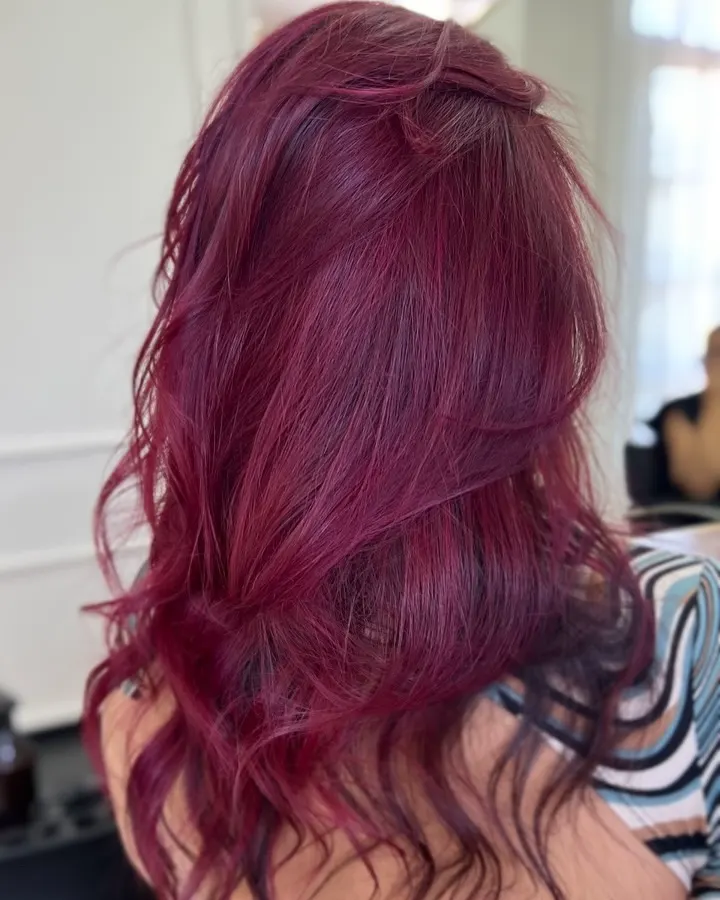 Color fantasia bordo con peinado en ondas