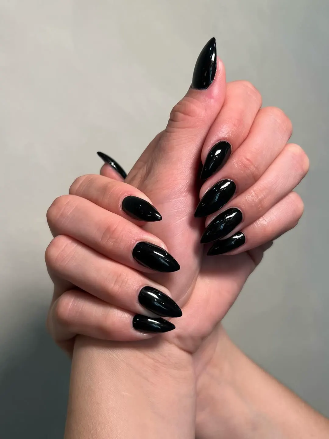 Uñas negras brillantes almendradas