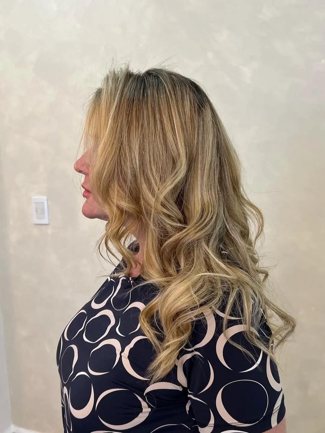 Balayage rubio con ondas suaves