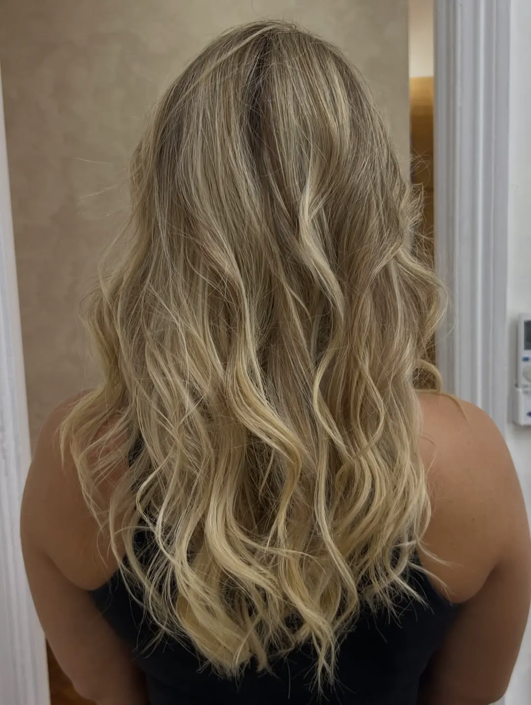 Cabello rubio con ondas y reflejos