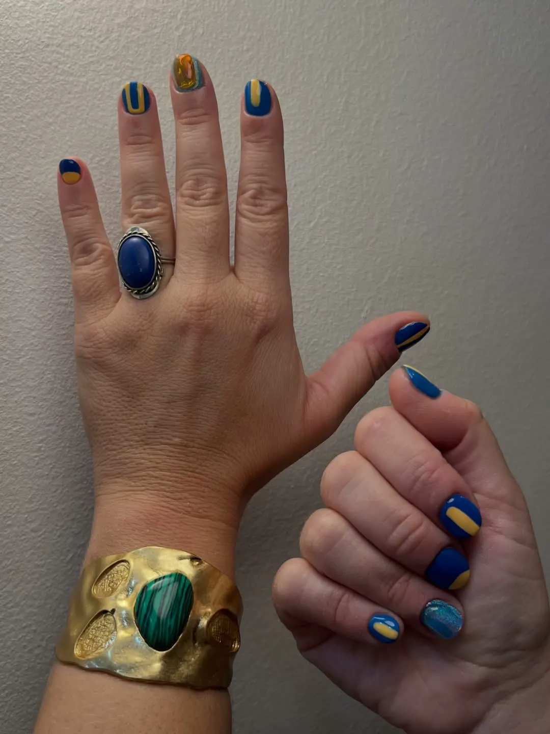 Nail art azul y dorado personalizado