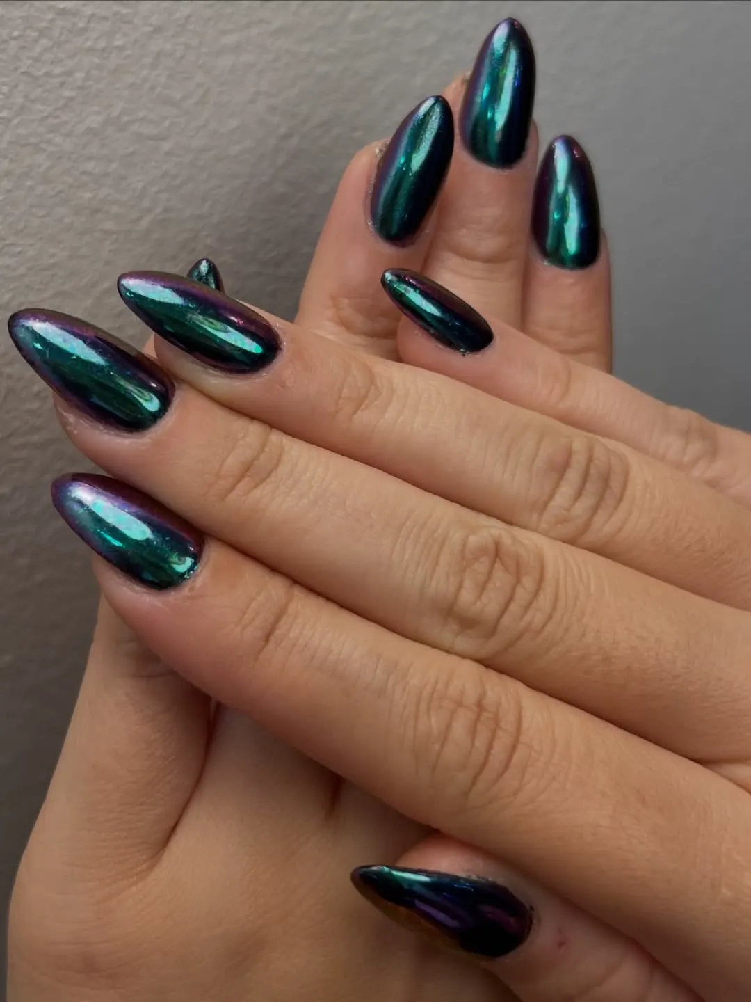 Manicura efecto aurora en tonos verdes y violeta